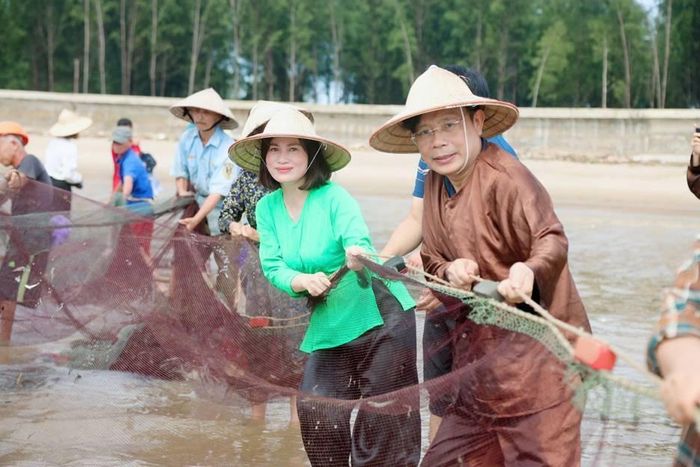 Lãnh đạo xã Hoằng Tiến sắm vai ngư dân trong ngày khởi động chương trình "Chạm nhịp sống làng chài"