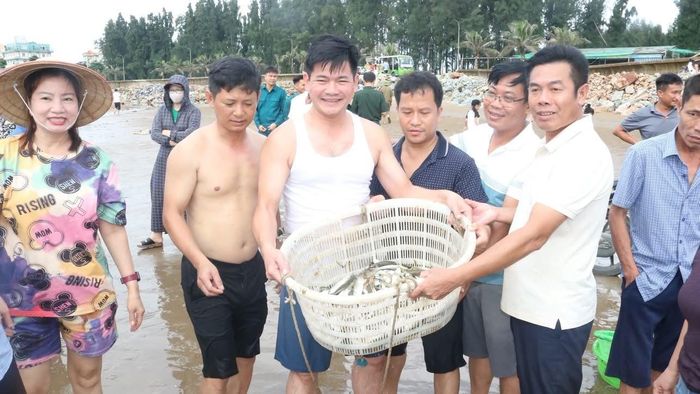 Mẻ cá đầu tiên sau một chuyến đi kéo rùng. Ông Hoàn nói, đánh bắt được nhiều hay ít không quan trọng bằng việc được trải nghiệm với công việc rất thú vị cùng ngư dân