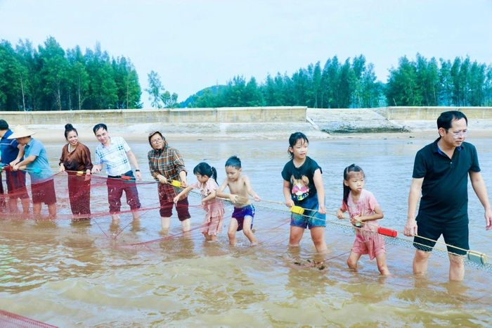 Kéo rùng là hoạt động ven bờ nên đảm bảo an toàn cho du khách. Trẻ em cũng có thể trải nghiệm kéo rùng cùng gia đình khi đến Hải Tiến du lịch. Ảnh: UBND xã Hoằng Tiến