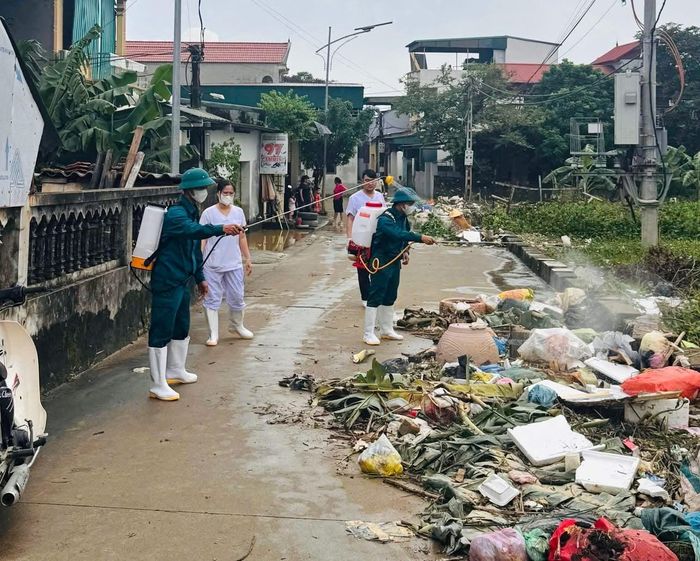 Các địa phương thực hiện phương châm “nước rút đến đâu, vệ sinh môi trường đến đó”, ưu tiên khu dân cư, trường học, cơ sở y tế, chợ, nơi sơ tán, bãi sông, bãi biển