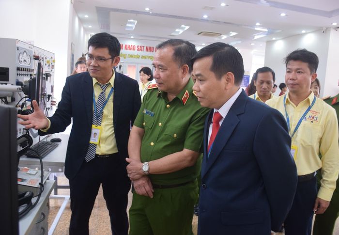 Trung tướng Trần Văn Thiện tham quan khu trưng bày, xưởng thực hành của các khoa. Ảnh: NT
