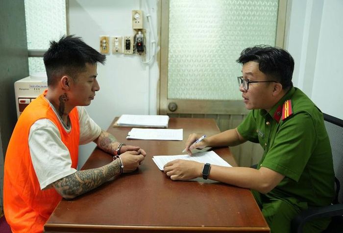  Công an làm việc với đối tượng Lê Miền Nam. (Ảnh: Công an cung cấp)