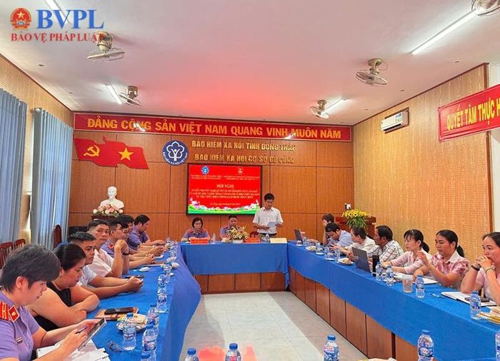  Đồng chí Phạm Thanh Tuấn, Phó Giám đốc BHXH cơ sở Gò Công báo cáo tại hội nghị.