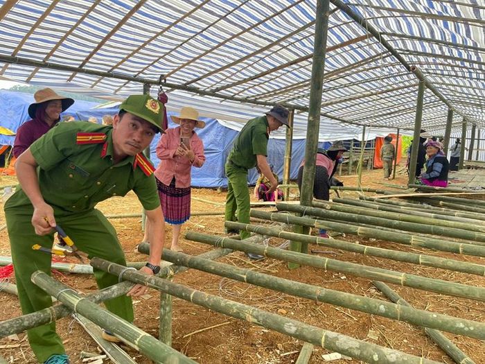  Lực lượng chức năng địa phương cùng với người dân khẩn cấp thiết lập khu tạm cư tập trung phục vụ yêu cầu sơn tán người dân trong vùng ảnh hưởng sạt, trượt đất. Ảnh: CA xã Quảng Sơn.