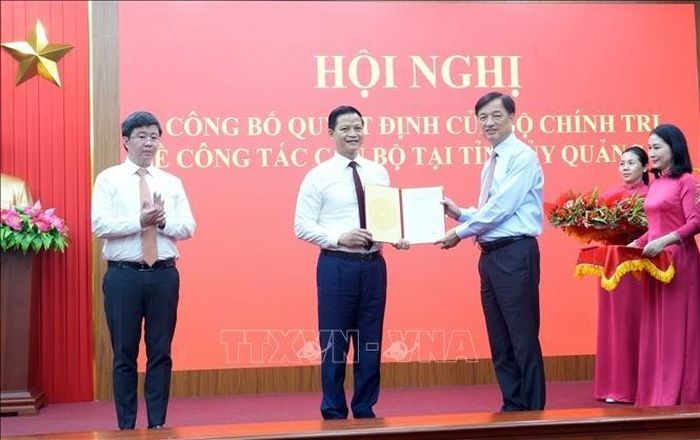 Trưởng Ban Tổ chức Trung ương Nguyễn Duy Ngọc trao Quyết định của Bộ Chính trị cho đồng chí Vương Quốc Tuấn.