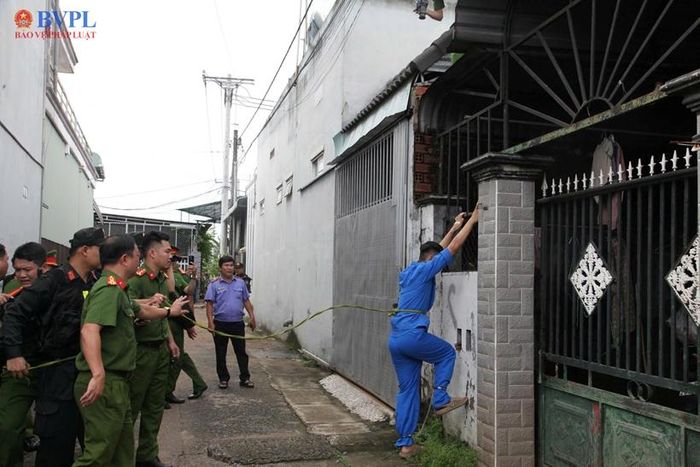 Kiểm sát viên Nguyễn Hoàng Phong trực tiếp theo dõi, kiểm sát từng nội dung thực nghiệm.