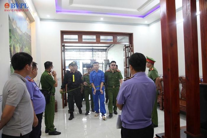 Đồng chí Lê Nguyễn Thắng, Phó Viện trưởng VKSND TP Đồng Nai và Kiểm sát viên Nguyễn Hoàng Phong trực tiếp theo dõi, kiểm sát từng nội dung thực nghiệm.