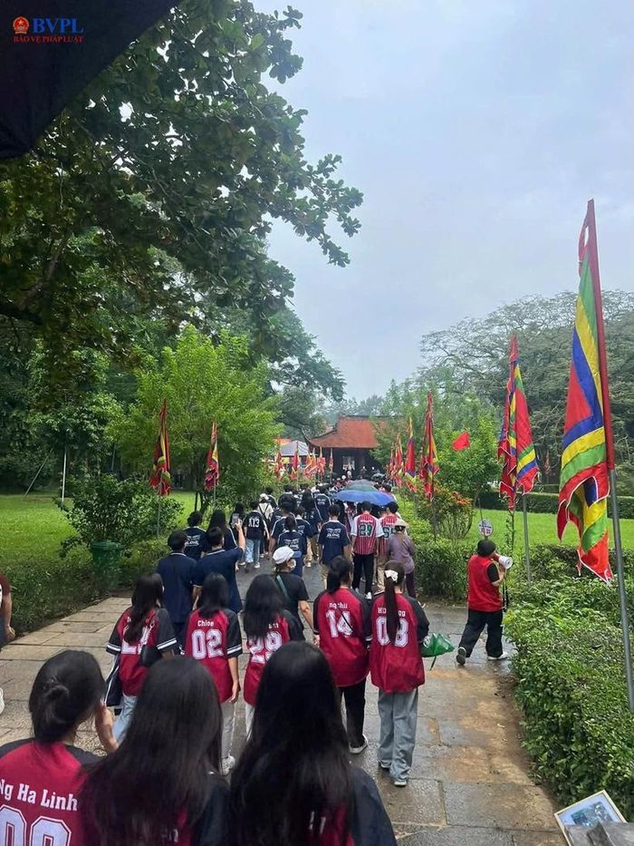 Du khách thập phương nô nức dự Lễ hội Lam Kinh.