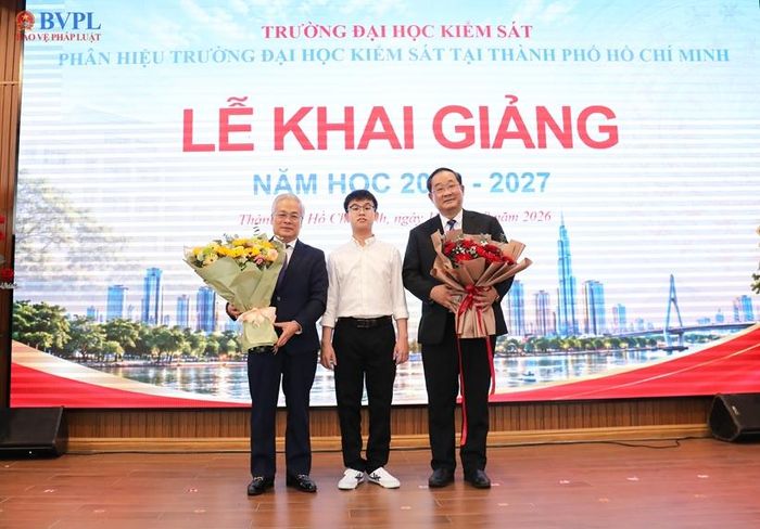 Em Cao Hồ Nhật Xuân, đại diện các bạn tân sinh viên tặng hoa Ban Giám hiệu Nhà trường.