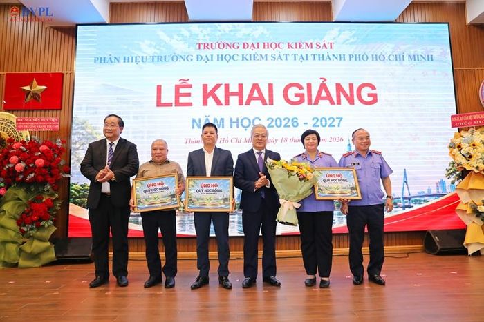 Các đại biểu chung tay ủng hộ Quỹ khuyến học, qua đó thể hiện sự quan tâm, đồng hành của các đơn vị trong Ngành đối với thế hệ sinh viên đầu tiên của chương trình đào tạo đại học chính quy tại Phân hiệu.