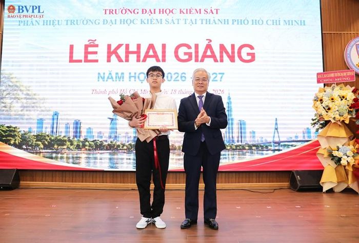 Đồng chí Huỳnh Đông Bắc, Phó Bí thư Đảng ủy, Phó Hiệu trưởng, Giám đốc Phân hiệu Trường Đại học Kiểm sát tại TP Hồ Chí Minh, tặng giấy khen cho tân sinh viên.