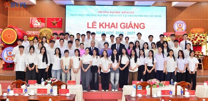 Ban Giám hiệu Nhà trường chụp hình cùng các em tân sinh viên.