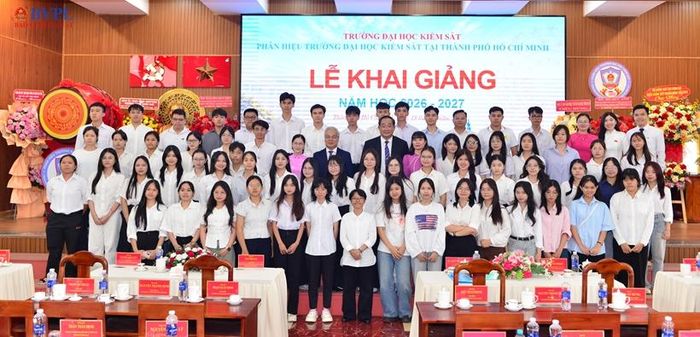 Hành trình của 282 tân sinh viên chính thức bắt đầu.