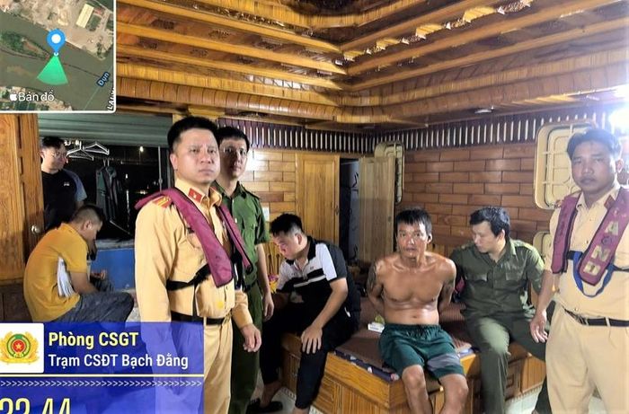 Lực lượng chức năng kiểm tra thuyền máy theo tin báo của người dân, phát hiện nhóm người nghi sử dụng trái phép chất ma túy.