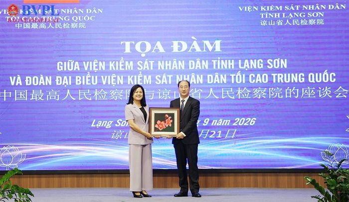  Đồng chí Nguyễn Thị Thuỷ, Viện trưởng VKSND tỉnh Lạng Sơn tặng quà lưu niệm Trưởng Đoàn VKSND Trung Quốc.