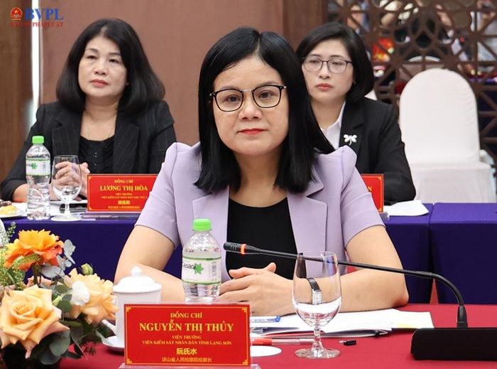  Đồng chí Nguyễn Thị Thuỷ, Viện trưởng VKSND tỉnh Lạng Sơn phát biểu tại buổi Tọa đàm.