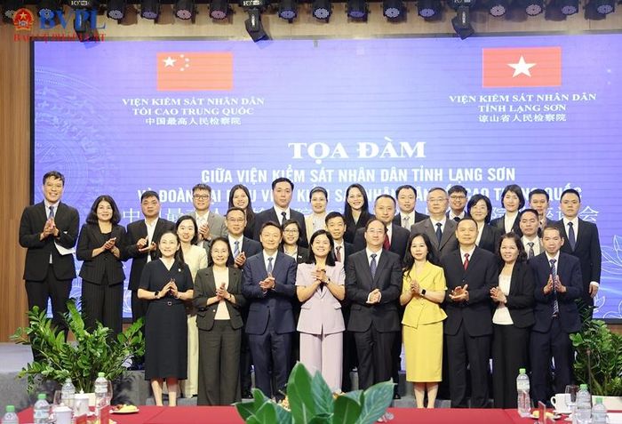  Các đại biểu dự Tọa đàm chụp ảnh lưu niệm.