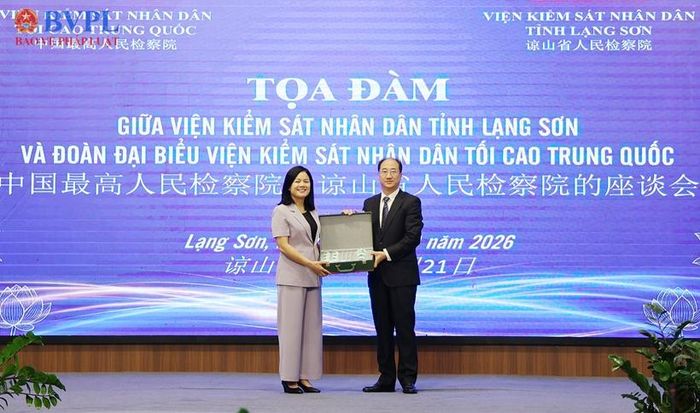  Đồng chí Hầu Á Huy, Vụ trưởng Vụ Kiểm sát số 1, VKSND tối cao Trung Quốc - Trưởng Đoàn tặng quà lưu niệm lãnh đạo VKSND tỉnh Lạng Sơn.