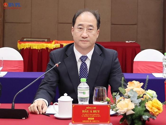  Đồng chí Hầu Á Huy, Vụ trưởng Vụ Kiểm sát số 1, VKSND tối cao Trung Quốc -  Trưởng Đoàn phát biểu tại buổi Toạ đàm.