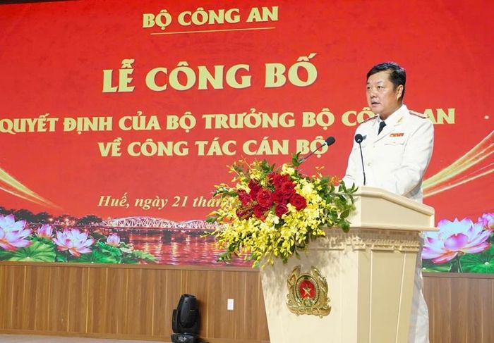 Đồng chí Đại tá Nguyễn Đình Dương phát biểu nhận nhiệm vụ.