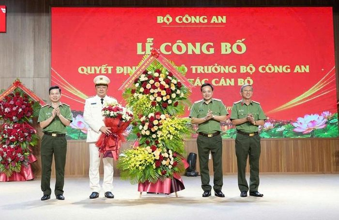 Các đại biểu tặng hoa chúc mừng tân Giám đốc Công an TP Huế.