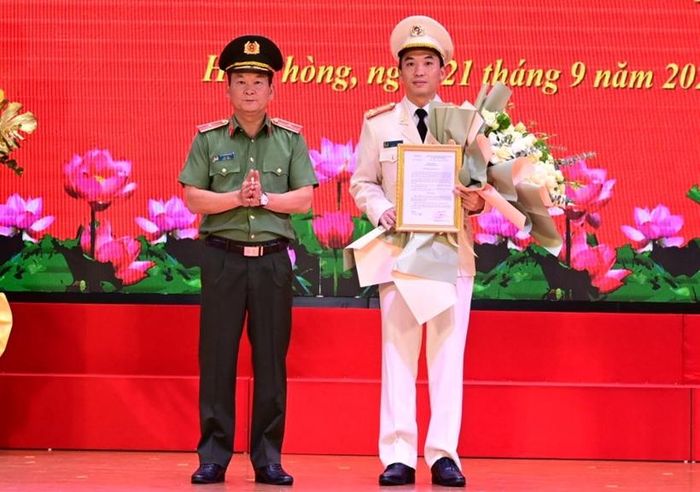 Thiếu tướng Bùi Quang Bình, Giám đốc Công an TP Hải Phòng thừa uỷ quyền của Bộ trưởng Bộ Công an trao quyết định cho Thượng tá Nguyễn Văn Đức.