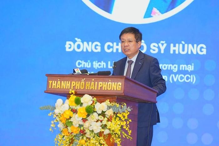 Ông Hồ Sỹ Hùng, Chủ tịch Liên đoàn Thương mại và Công nghiệp Việt Nam phát biểu khai mạc Diễn đàn. Ảnh: ĐT