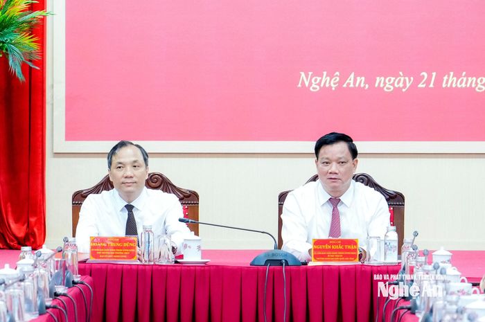 Các đồng chí: Hoàng Trung Dũng - Ủy viên Trung ương Đảng, Phó Trưởng ban Thường trực Ban Tổ chức Trung ương; Nguyễn Khắc Thận - Ủy viên Trung ương Đảng, Bí thư Tỉnh uỷ, Trưởng Đoàn ĐBQH tỉnh đồng chủ trì hội nghị. Ảnh: Phạm Bằng
