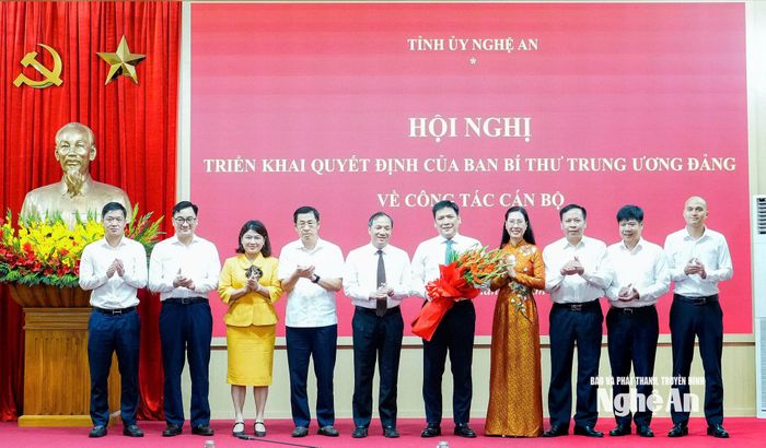 Lãnh đạo Ban Tổ chức Trung ương tặng hoa chúc mừng đồng chí Nguyễn Thanh Bình. Ảnh: Phạm Bằng