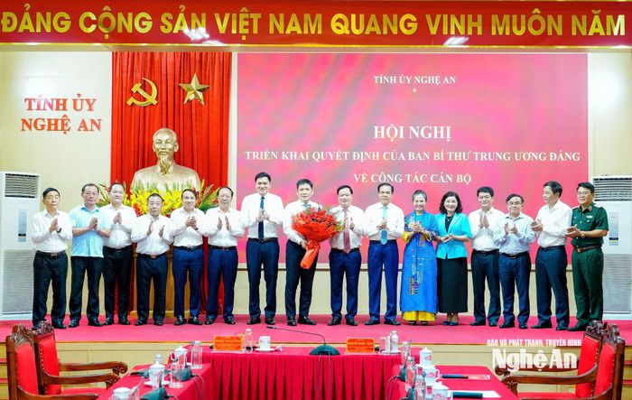 Các đồng chí Thường trực Tỉnh uỷ, Ủy viên Ban Thường vụ Tỉnh uỷ tặng hoa chúc mừng đồng chí Nguyễn Thanh Bình. Ảnh: Phạm Bằng