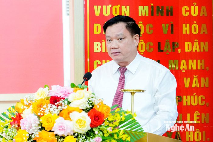 Đồng chí Nguyễn Khắc Thận - Ủy viên Trung ương Đảng, Bí thư Tỉnh uỷ, Trưởng Đoàn ĐBQH tỉnh phát biểu chúc mừng. Ảnh: Phạm Bằng