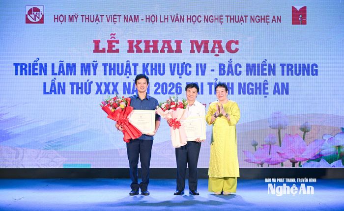 Ban Tổ chức tặng Bằng khen cho Sở Văn hóa, Thể thao và Du lịch tỉnh Nghệ An; Hội Văn học Nghệ thuật tỉnh vì đã có thành tích trong công tác phối hợp tổ chức triển lãm. Ảnh: Thành Cường
