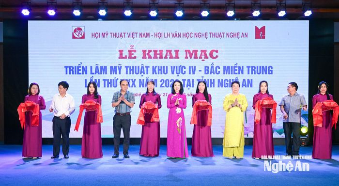 Ban Tổ chức cắt băng khai mạc triển lãm. Ảnh: Thành Cường