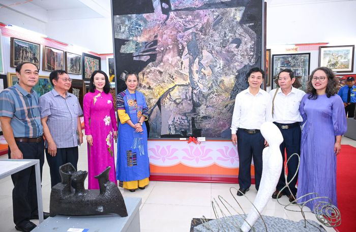 Các đại biểu tỉnh Nghệ An chụp ảnh lưu niệm cùng tác phẩm đạt giải Nhất triển lãm. Ảnh: Thành Cường