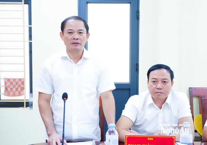 Trưởng ban Pháp chế HĐND tỉnh Phạm Thành Chung nêu một số vấn đề về phân cấp, cấp quyền ở cấp xã. Ảnh: Mai Hoa