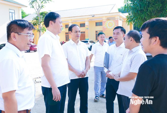 Đoàn công tác HĐND tỉnh và lãnh đạo xã Nghĩa Hành trao đổi việc giải quyết kiến nghị của cử tri về xây dựng hạ tầng giao thông. Ảnh: Mai Hoa