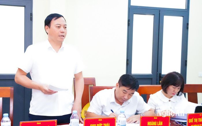 Trưởng ban Văn hoá - Xã hội HĐND tỉnh Chu Đức Thái quan tâm đến cơ sở vật chất trường học và nhà văn hoá xóm. Ảnh: Mai Hoa