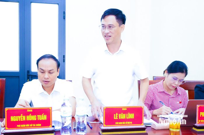 Phó Giám đốc Sở Nội vụ Lê Văn Lĩnh giải đáp các nội dung về tổ chức, biên chế ở cấp xã. Ảnh: Mai Hoa