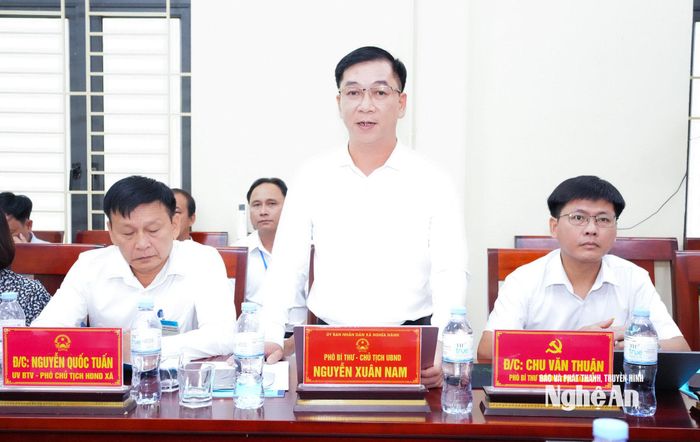 Phó Bí thư Đảng uỷ, Chủ tịch UBND xã Nguyễn Xuân Nam báo cáo kết quả vận hành tổ chức bộ máy và thực hiện nhiệm vụ chính trị của địa phương. Ảnh: Mai Hoa