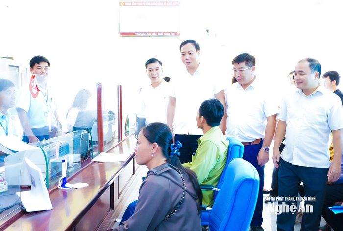 Đoàn công tác HĐND tỉnh khảo sát việc vận hành Trung tâm Phục vụ hành chính công. Ảnh: Mai Hoa