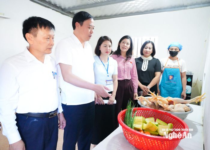 Đoàn công tác HĐND tỉnh khảo sát tại điểm trường lẻ của Trường mầm non Nghĩa Hành. Ảnh: Mai Hoa