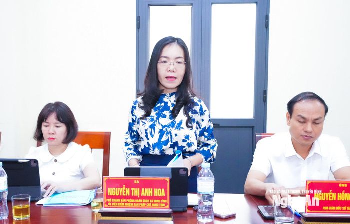 Phó Chánh Văn phòng Đoàn đại biểu Quốc hội và HĐND tỉnh Nguyễn Thị Anh Hoa nêu một số vấn đề liên quan đến giải quyết thủ tục hành chính cho người dân, doanh nghiệp. Ảnh: Mai Hoa