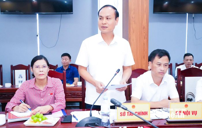 Phó Giám đốc Sở Tài chính Nguyễn Hồng Tuấn trao đổi về cơ chế tài chính đảm bảo hoạt động của HĐND các cấp và triển khai các nghị quyết của HĐND tỉnh ban hành liên quan đến chính sách đầu tư phát triển. Ảnh: Mai Hoa