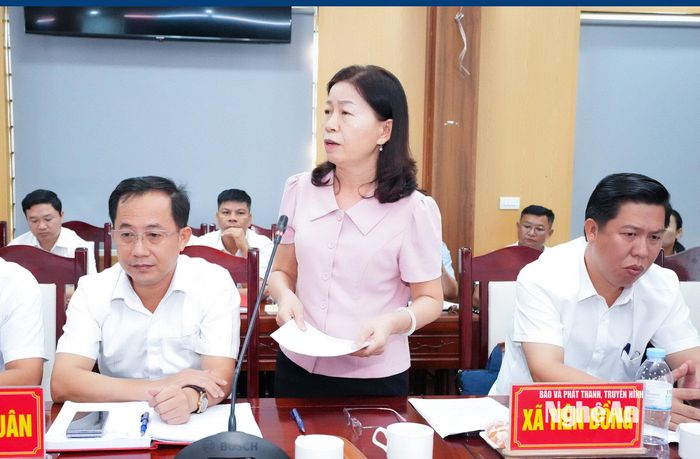 Bí thư Đảng uỷ, Chủ tịch HĐND xã Tiên Đồng Lê Thị Thêu phản ánh những vấn đề thực tiễn hoạt động của HĐND trong vận hành chính quyền địa phương 2 cấp. Ảnh: Mai Hoa