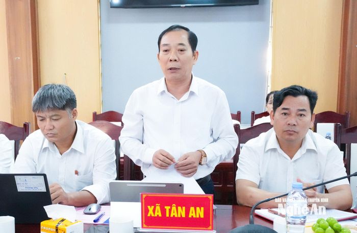 Bí thư Đảng uỷ, Chủ tịch HĐND xã Tân An Phan Văn Giáp nêu thực tiễn hoạt động HĐND cấp xã. Ảnh: Mai Hoa