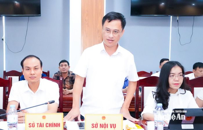 Phó Giám đốc Sở Nội vụ Lê Văn Lĩnh trao đổi về định biên cán bộ cấp xã. Ảnh: Mai Hoa