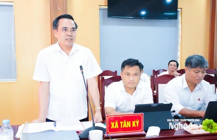 Đồng chí Lê Văn Ngọc - Ủy viên Ban Chấp hành Đảng bộ tỉnh, Bí thư Đảng uỷ, Chủ tịch HĐND xã Tân Kỳ nêu một số điểm nghẽn cần tháo gỡ để nâng cao chất lượng hoạt động cơ quan dân cử, đặc biệt là các nền tảng chuyển đổi số. Ảnh: Mai Hoa