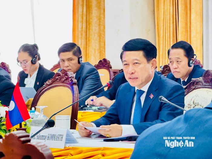 Phó Thủ tướng Thường trực Chính phủ Lào Xạ-lởm-xay Com-ma-xít phát biểu. Ảnh: Khánh Thục