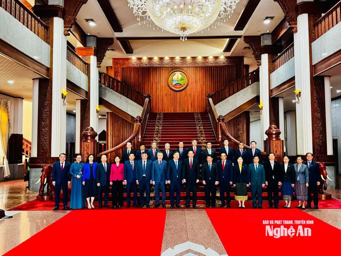 Đoàn đại biểu Việt Nam chụp ảnh cùng Ủy viên Bộ Chính trị, Thủ tướng Chính phủ Sỏn-xay Sỉ-phăn-đon sau buổi chào xã giao. Ảnh: Khánh Thục