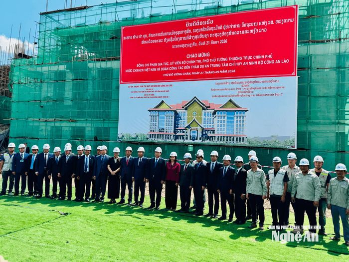 Phó Thủ tướng Thường trực Phạm Gia Túc thăm Trung tâm Chỉ huy An ninh Bộ Công an Lào. Ảnh: Khánh Thục